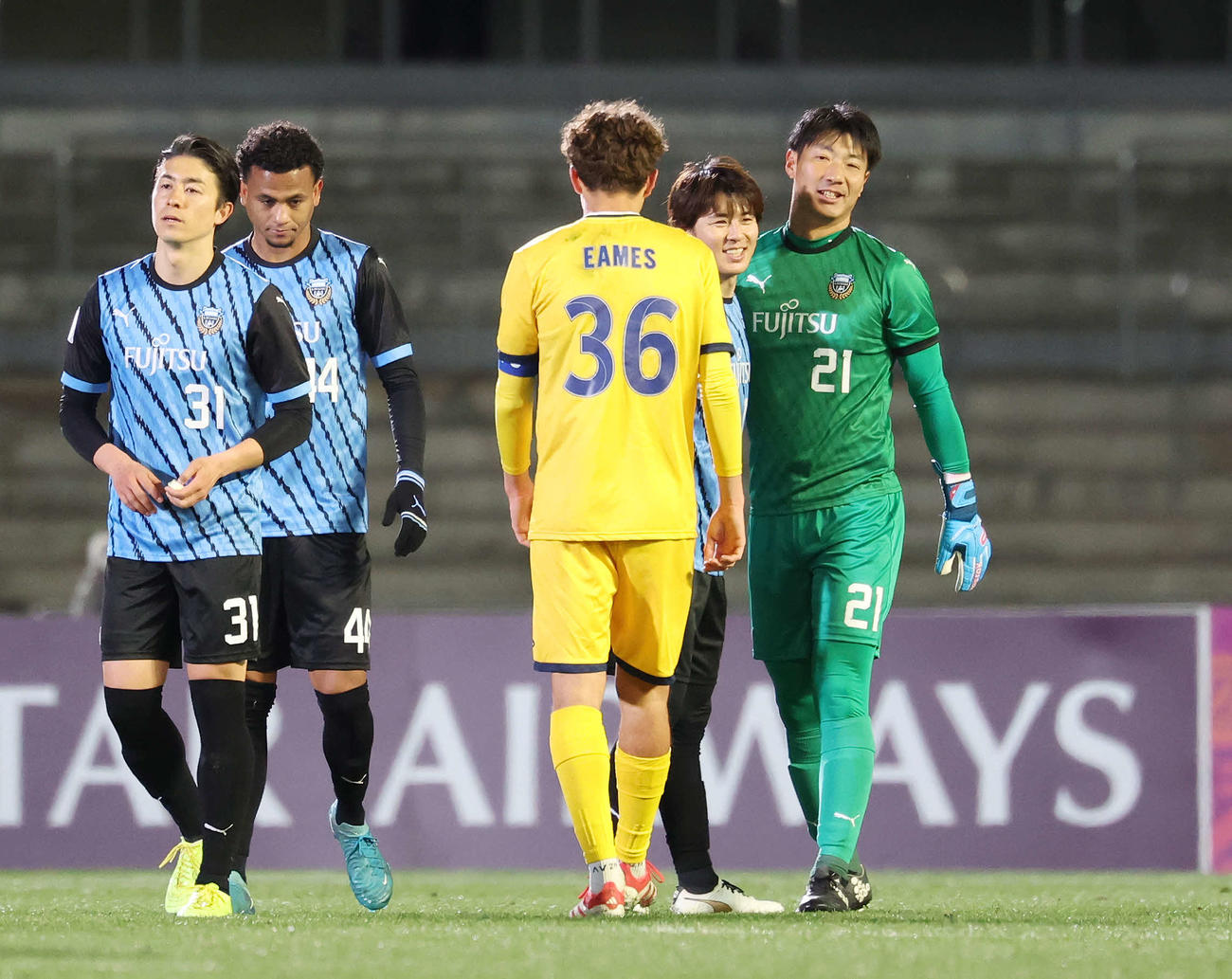 川崎F対セントラルコースト　勝利し笑顔の川崎FのGK安藤（右）と脇坂（同2人目）（撮影・宮地輝）