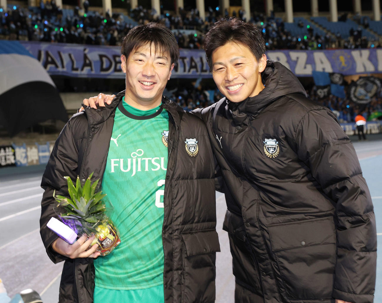 川崎F対セントラルコースト　クリーンシートで勝利し笑顔の川崎F丸山（左）とGK安藤（撮影・宮地輝）
