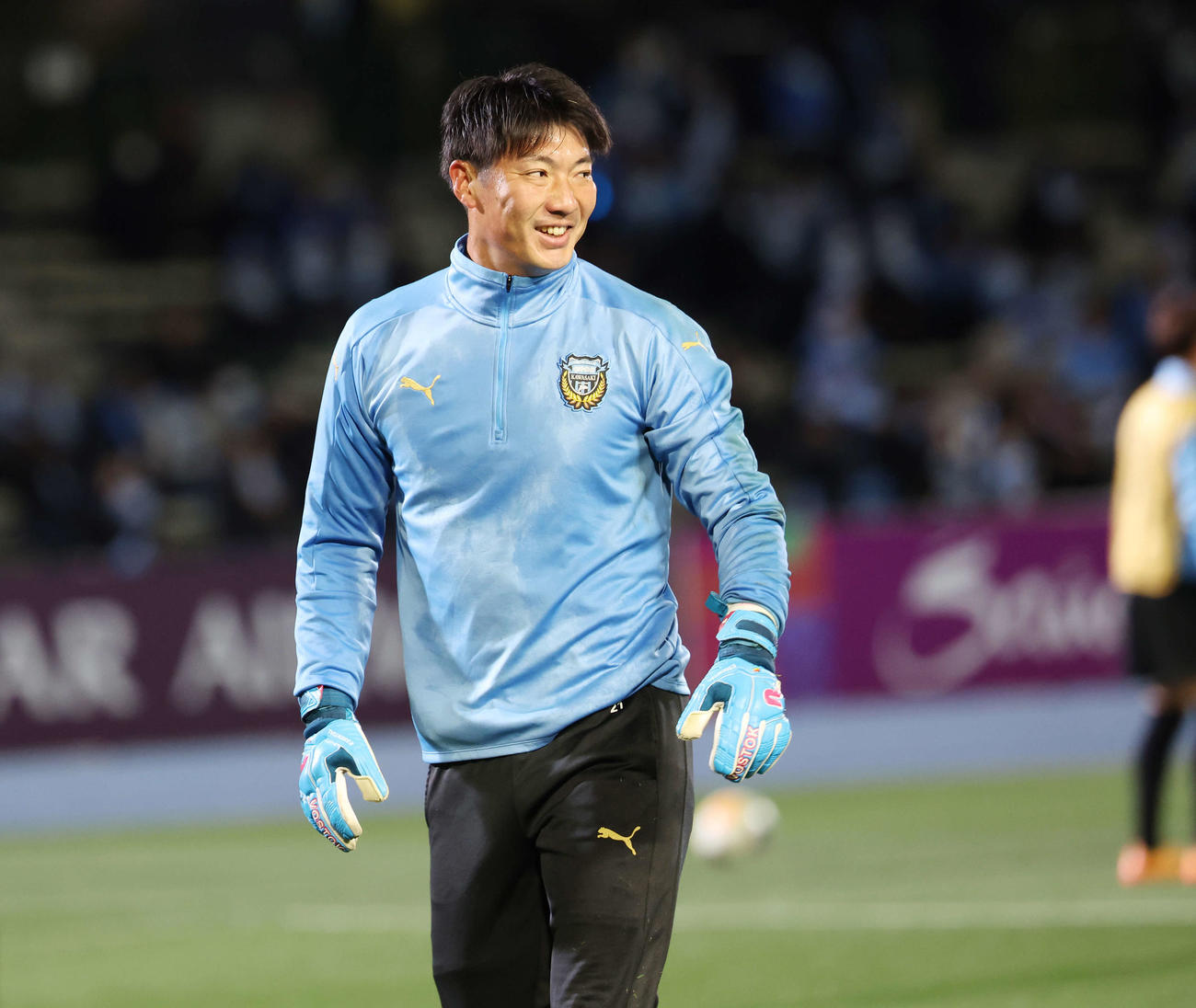 川崎F対セントラルコースト　試合前、笑顔でウオーミングアップする川崎FのGK安藤（撮影・宮地輝）