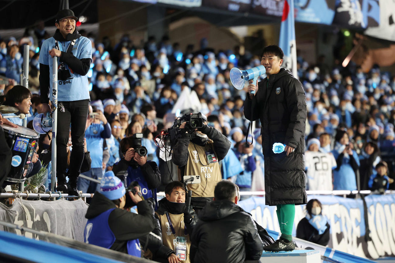 川崎F対セントラルコースト　クリーンシートで勝利しサポーターにあいさつする川崎FのGK安藤（撮影・宮地輝）
