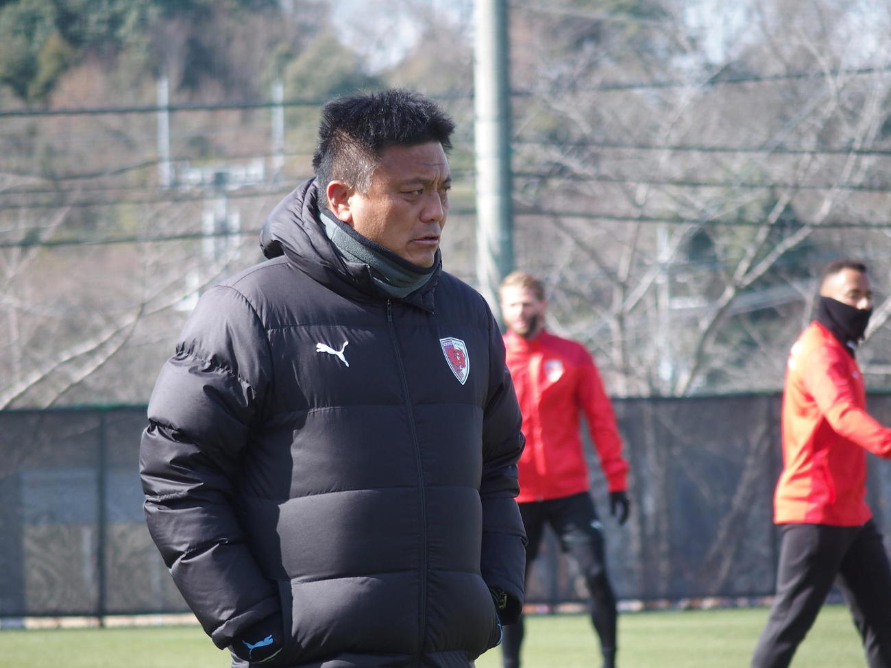 練習を見守る京都サンガF.C.の曺貴裁監督（撮影・永田淳）