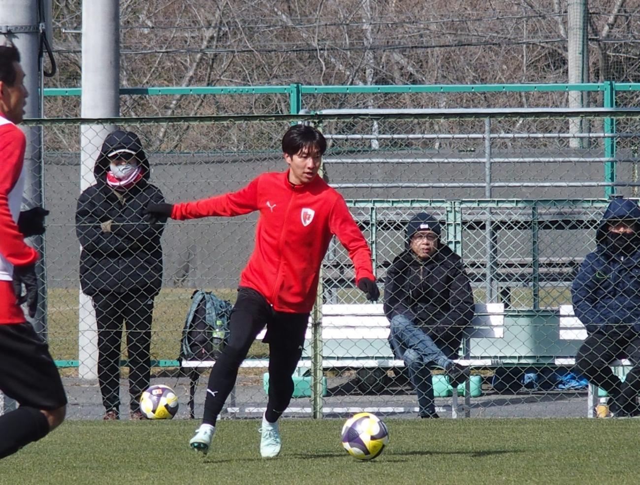 ゲーム形式のメニューでドリブルする京都MF奥川（撮影・永田淳）
