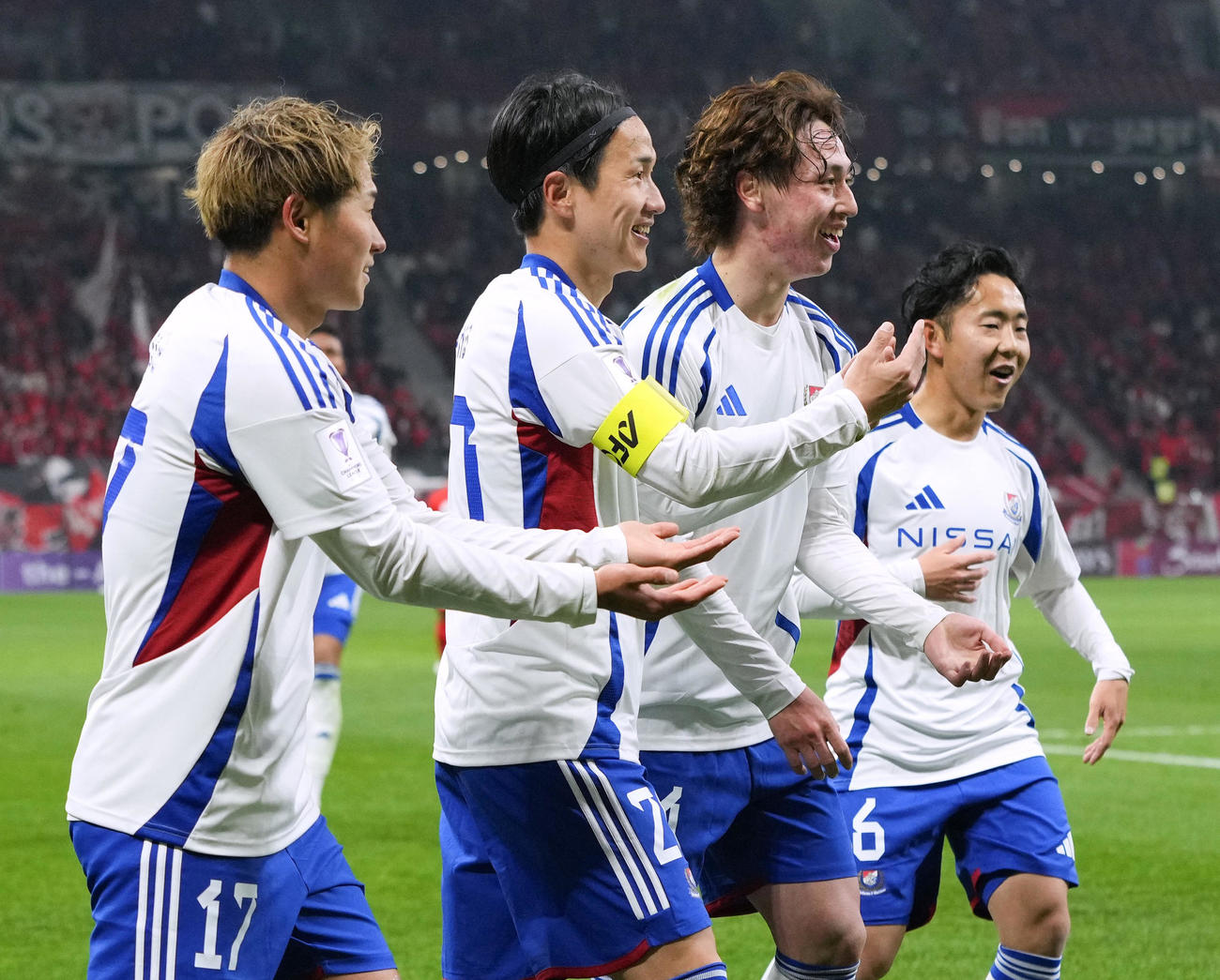 横浜M―上海海港　後半、チーム2点目のゴールを決め、喜ぶ横浜M・天野（左から2人目）＝上海（共同）