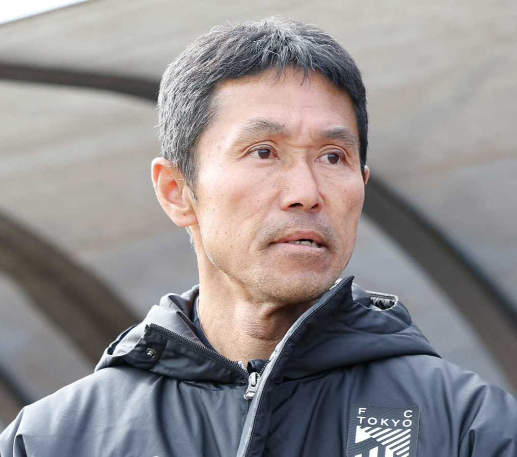 開幕戦に臨む東京松橋力蔵監督（2025年2月15日撮影）