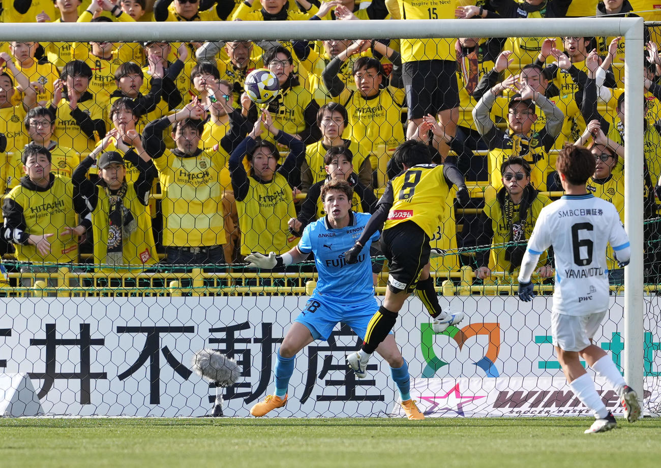 柏対川崎F　後半、ヘディングでゴールを決める柏小泉（中央）（撮影・鈴木みどり）