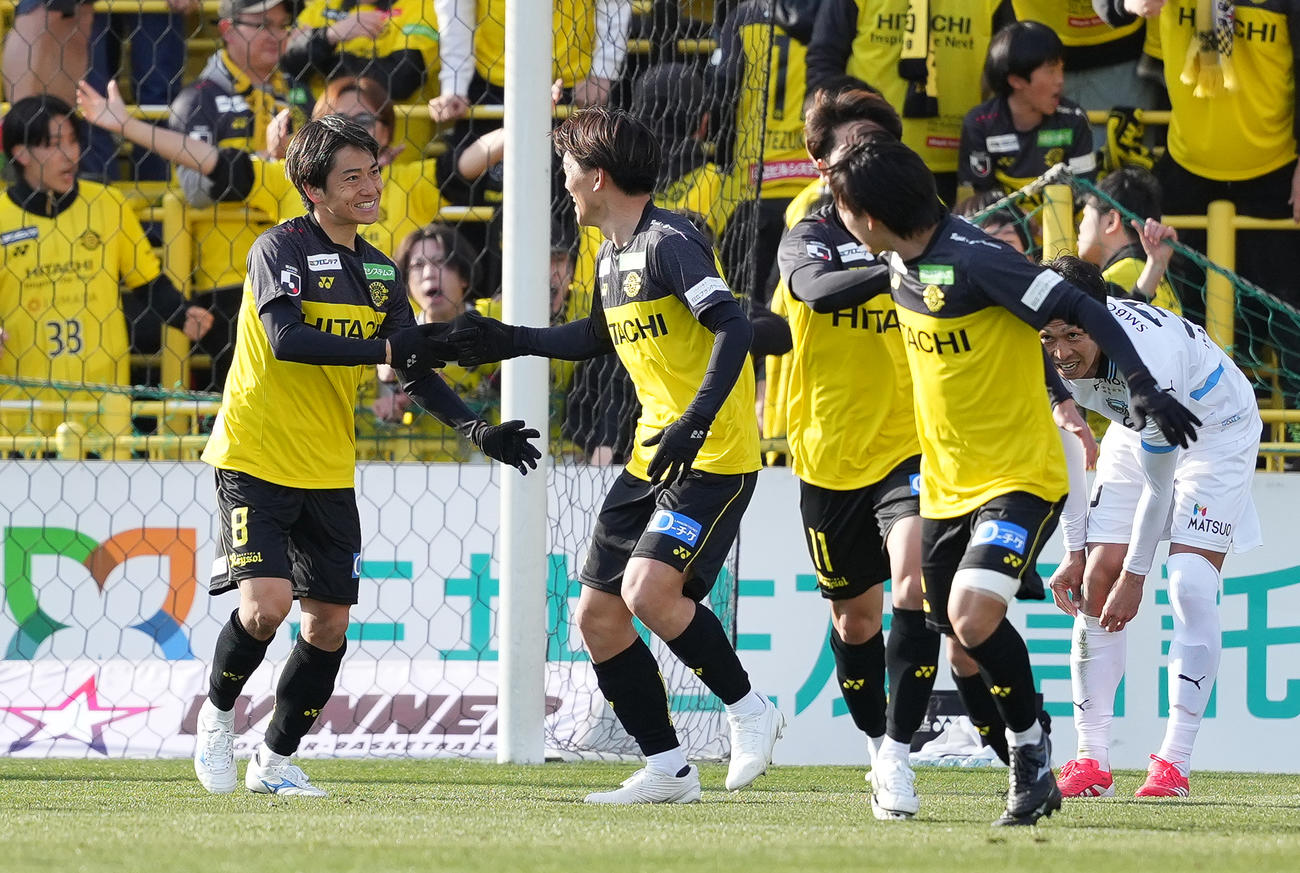 柏対川崎F　後半、ヘディングでゴールを決め、喜ぶ柏小泉（左）（撮影・鈴木みどり）