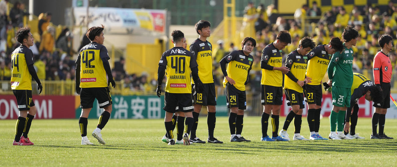 柏対川崎F　引き分けに終わり、浮かない表情の柏イレブン（撮影・鈴木みどり）