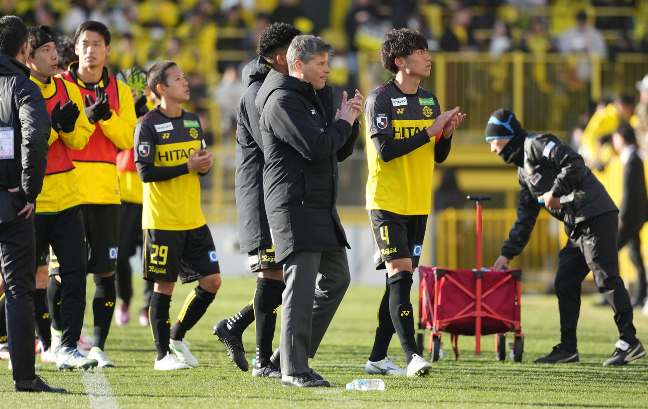 柏対川崎F　引き分けに終わり、サポーターの声援に応える柏ロドリゲス監督（中央）（撮影・鈴木みどり）