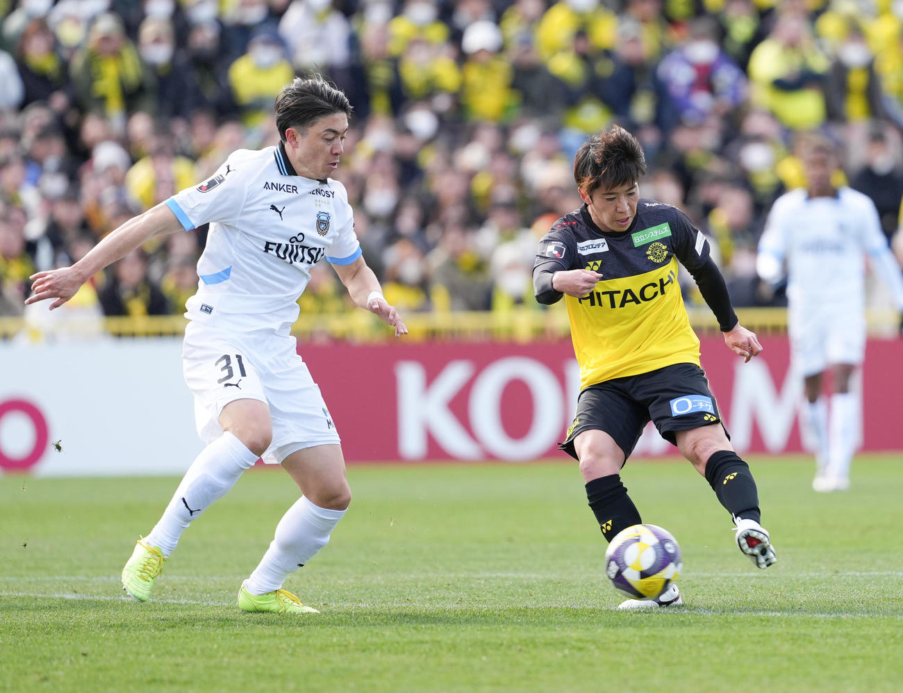 柏対川崎F　前半、シュートを放つ柏渡井（右）（撮影・鈴木みどり）