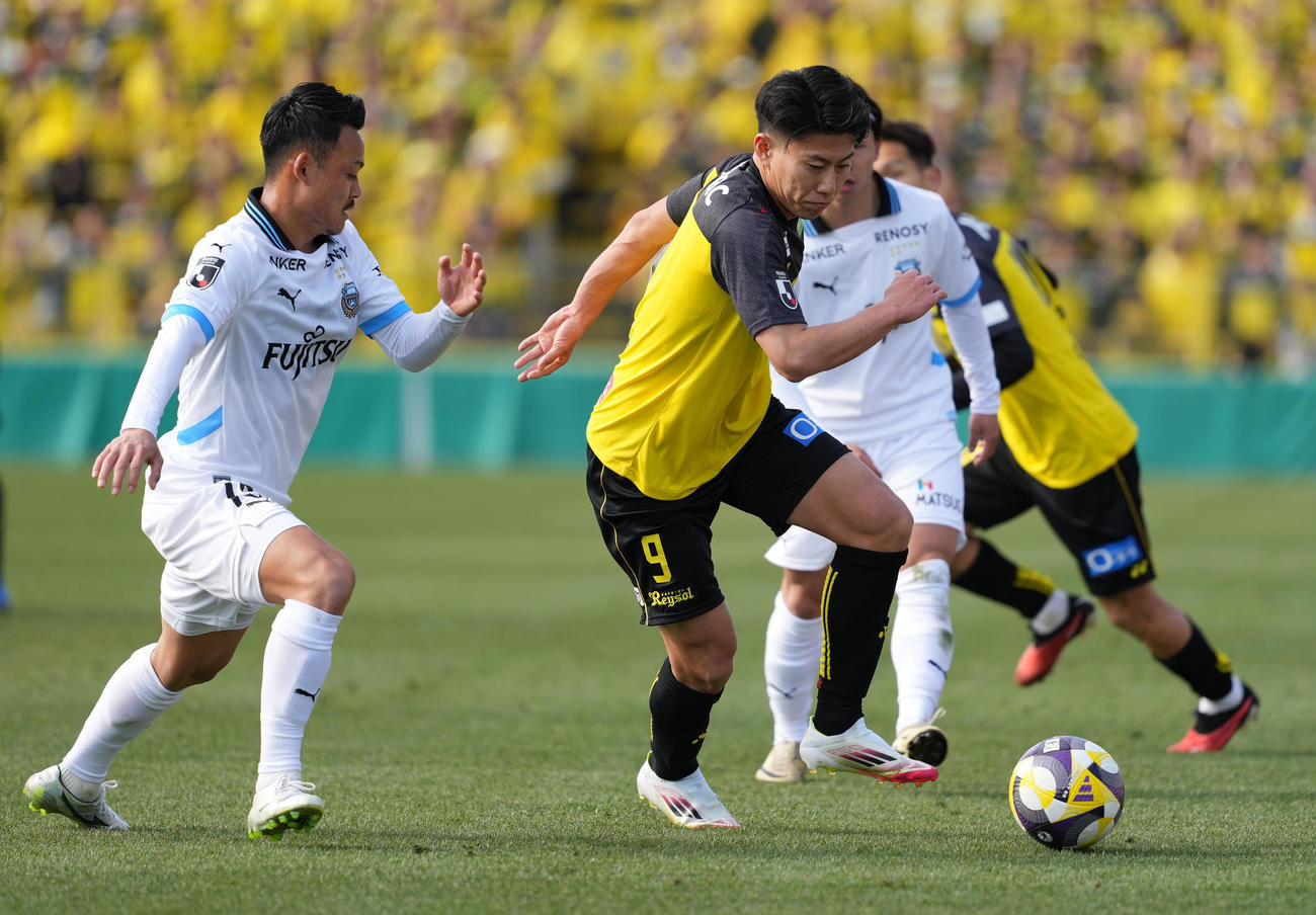 柏対川崎F　前半、攻め込む柏細谷（右）（撮影・鈴木みどり）