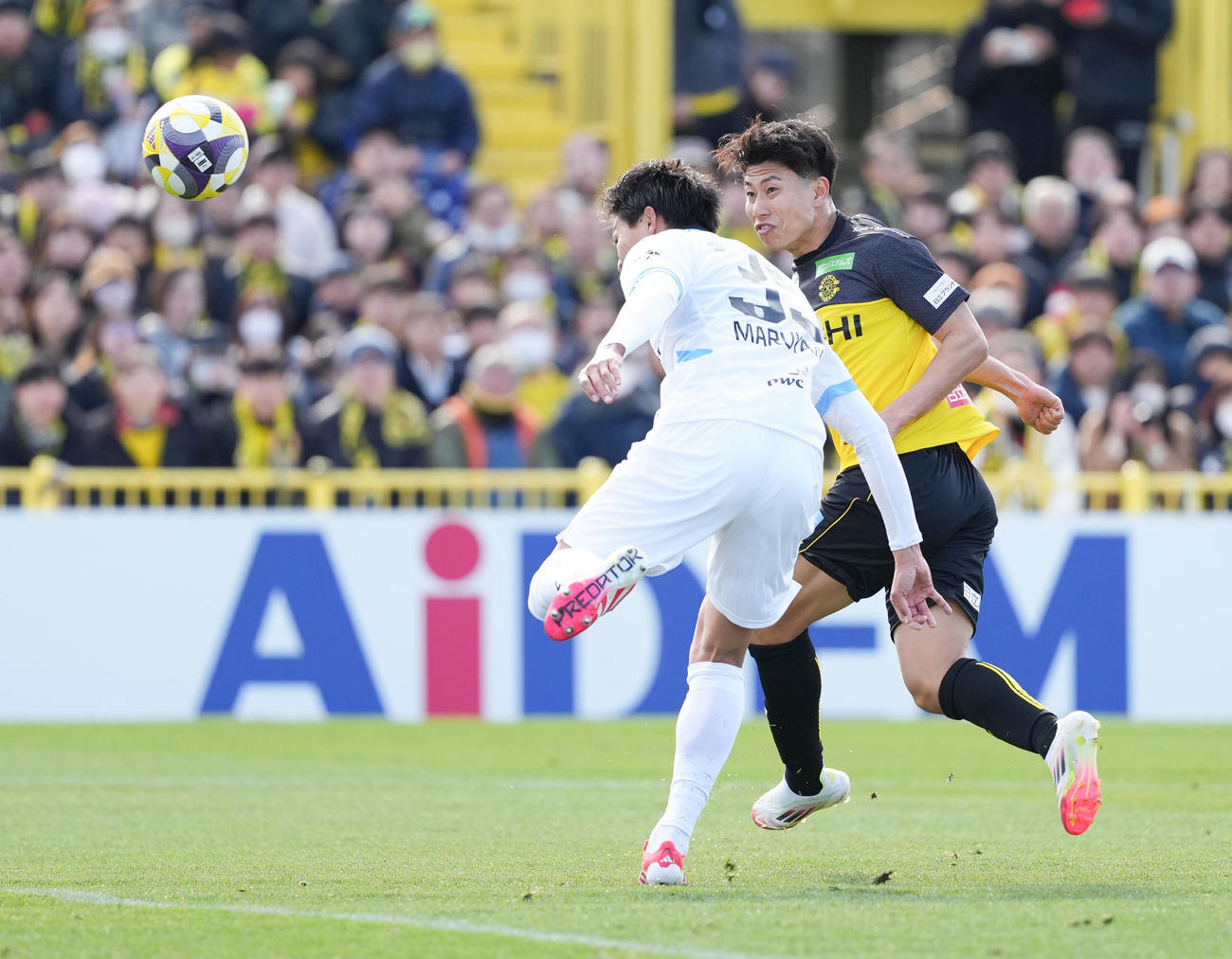 柏対川崎F　前半、ヘディングシュートを放つ柏細谷（右）（撮影・鈴木みどり）