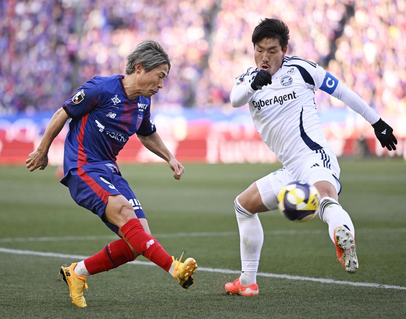 FC東京―町田　前半、攻め込むFC東京・白井。右は町田・昌子(共同)