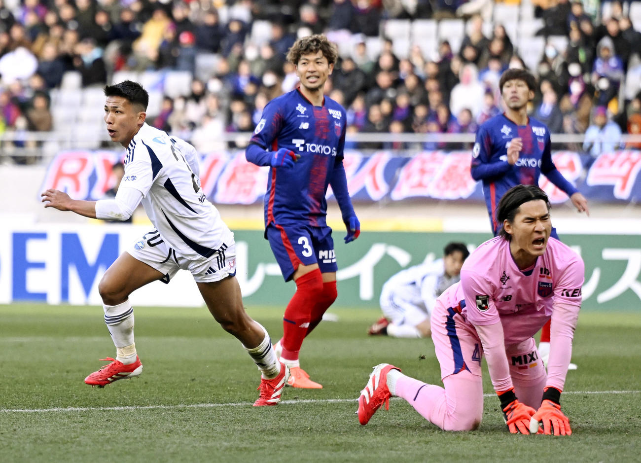 FC東京―町田　後半、決勝ゴールを決め、駆け出す町田・西村（左）。GK野沢大＝味スタ（共同）