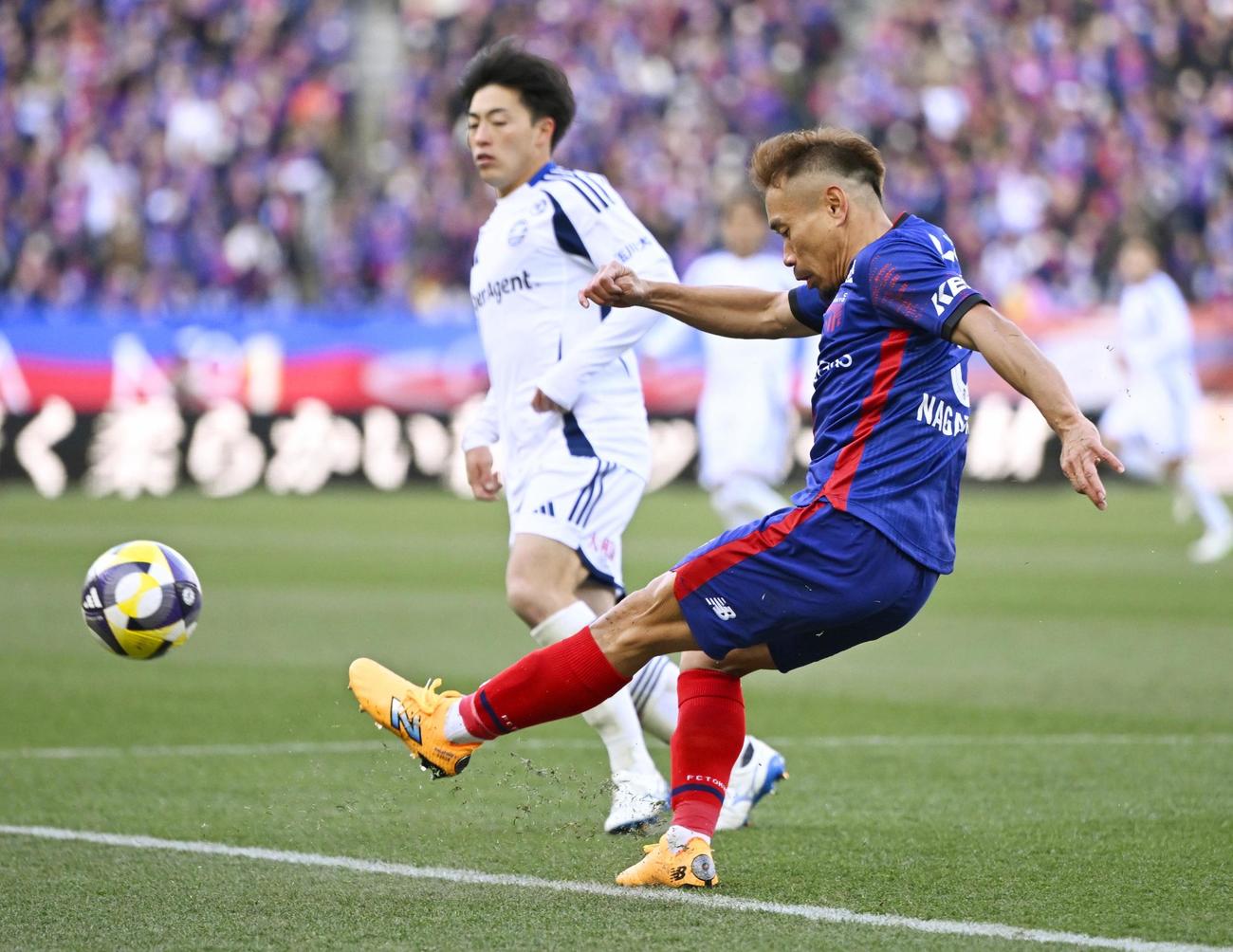 FC東京―町田　後半、クリアするFC東京・長友(共同)