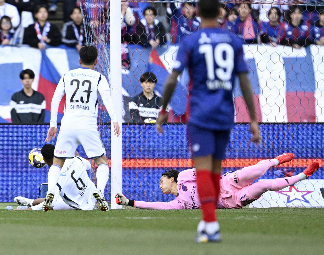 FC東京―町田　前半、セーブするFC東京・GK野沢大（右下）(共同)