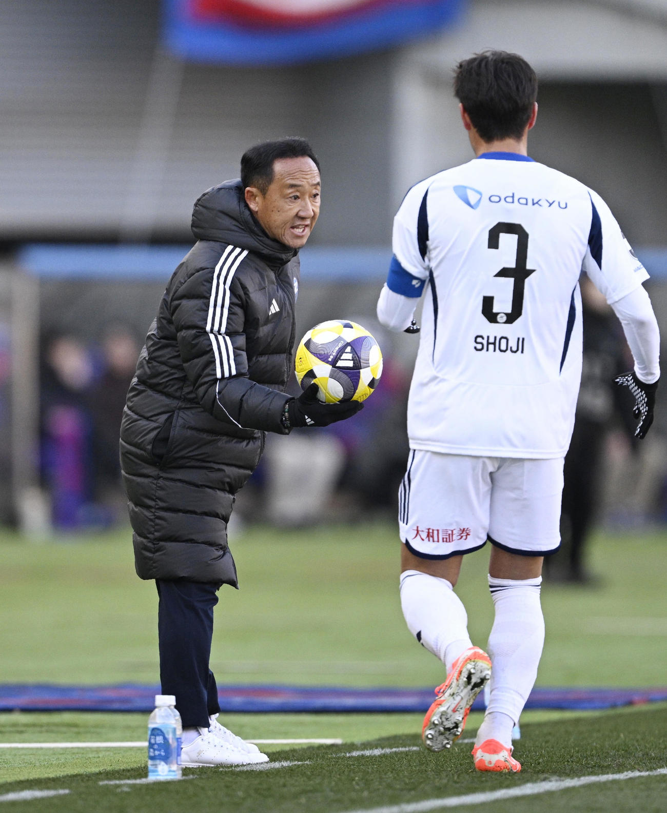 FC東京―町田　前半、指示を出す町田・黒田監督(共同)
