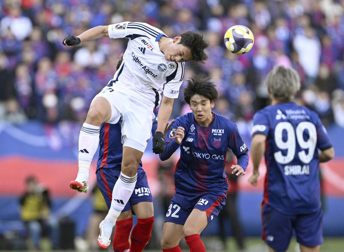 FC東京―町田　前半、競り合う町田・呉世勲（左）とFC東京・土肥(共同)