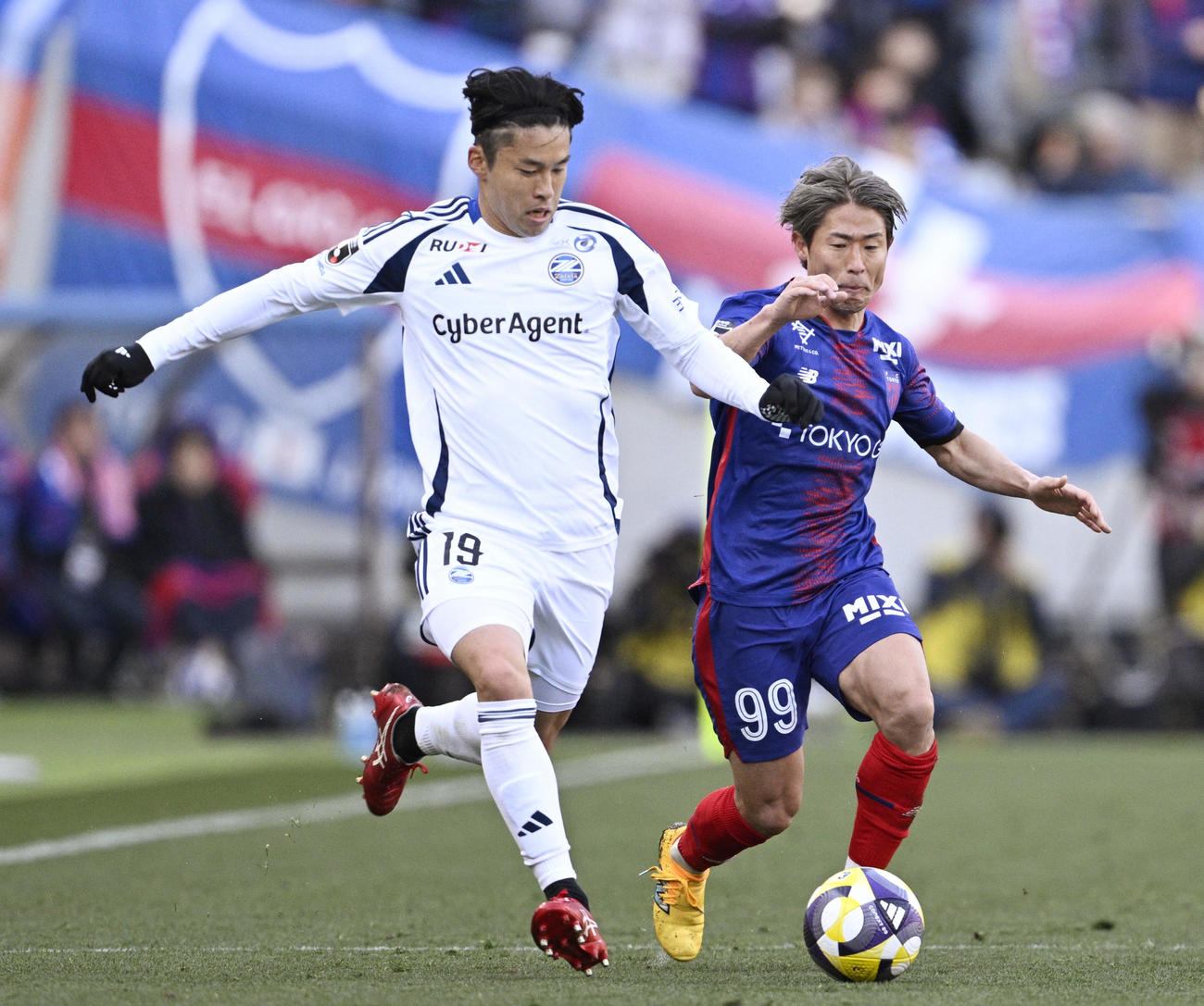 FC東京―町田　前半、競り合う町田・中山（左）とFC東京・白井(共同)