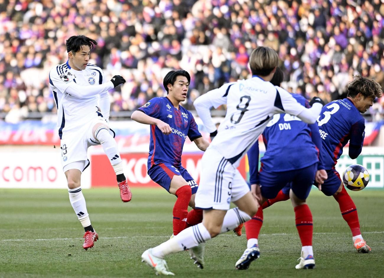 FC東京―町田　後半、ゴールを狙う町田・中山(共同)