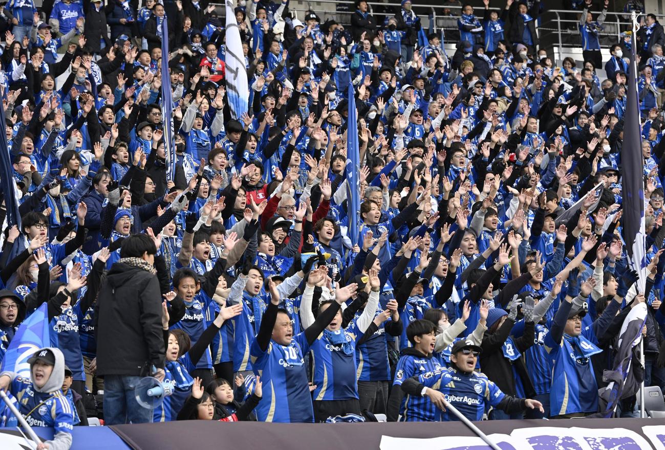 FC東京戦で盛り上がる町田サポーター(共同)