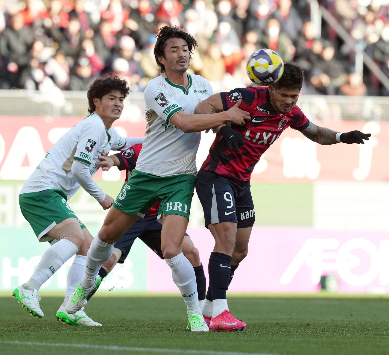 鹿島対東京V　前半、ヘディングで先制ゴールを決める鹿島レオセアラ（撮影・たえ見朱実）