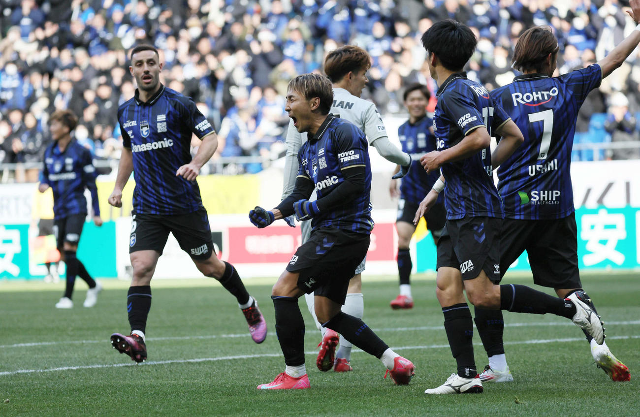 G大阪対福岡　前半、G大阪倉田秋（中央）はこぼれ球を頭で合わせて先制ゴールを決める（撮影・宮崎幸一）