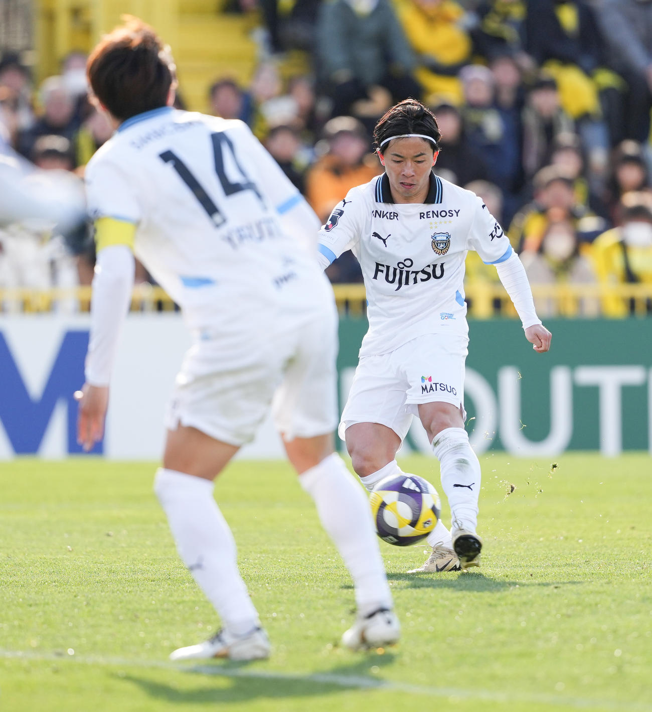 柏対川崎F　後半、シュートを放つもオフサイドでノーゴールとなる川崎F伊藤（右）（撮影・鈴木みどり）