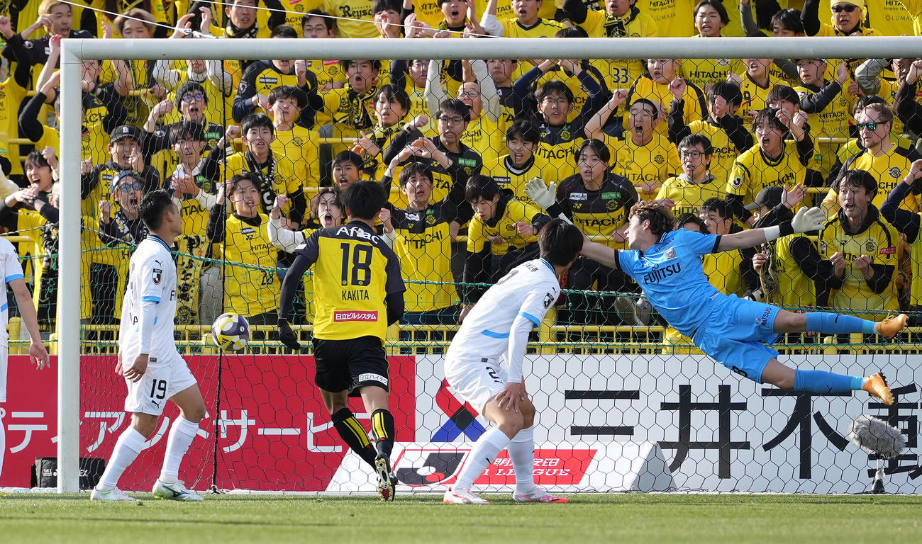 柏対川崎F　後半、小泉にヘディングでゴールを許す川崎FのGK山口（右）（撮影・鈴木みどり）