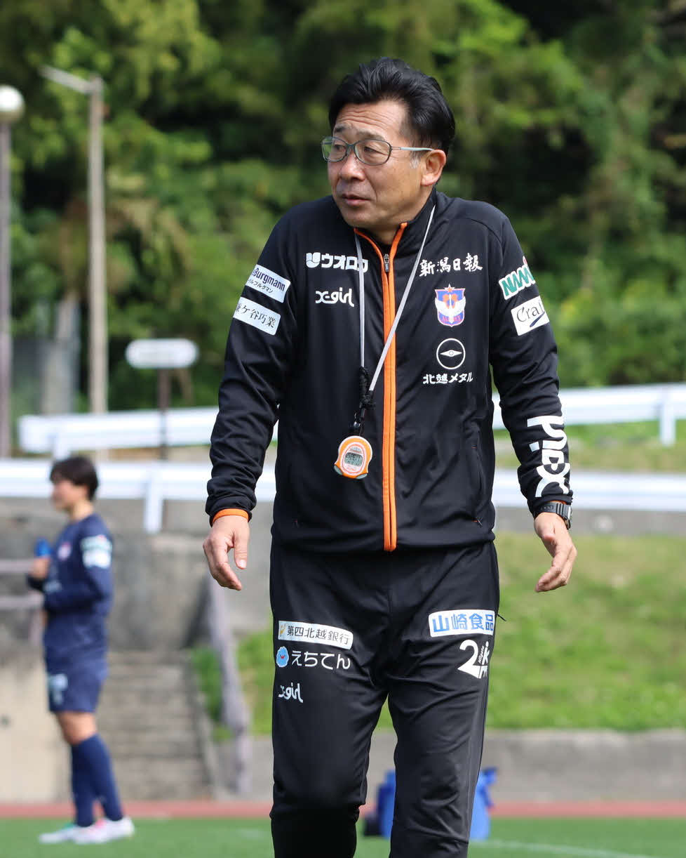 沖縄キャンプに臨む新潟レディース橋川監督（クラブ提供）
