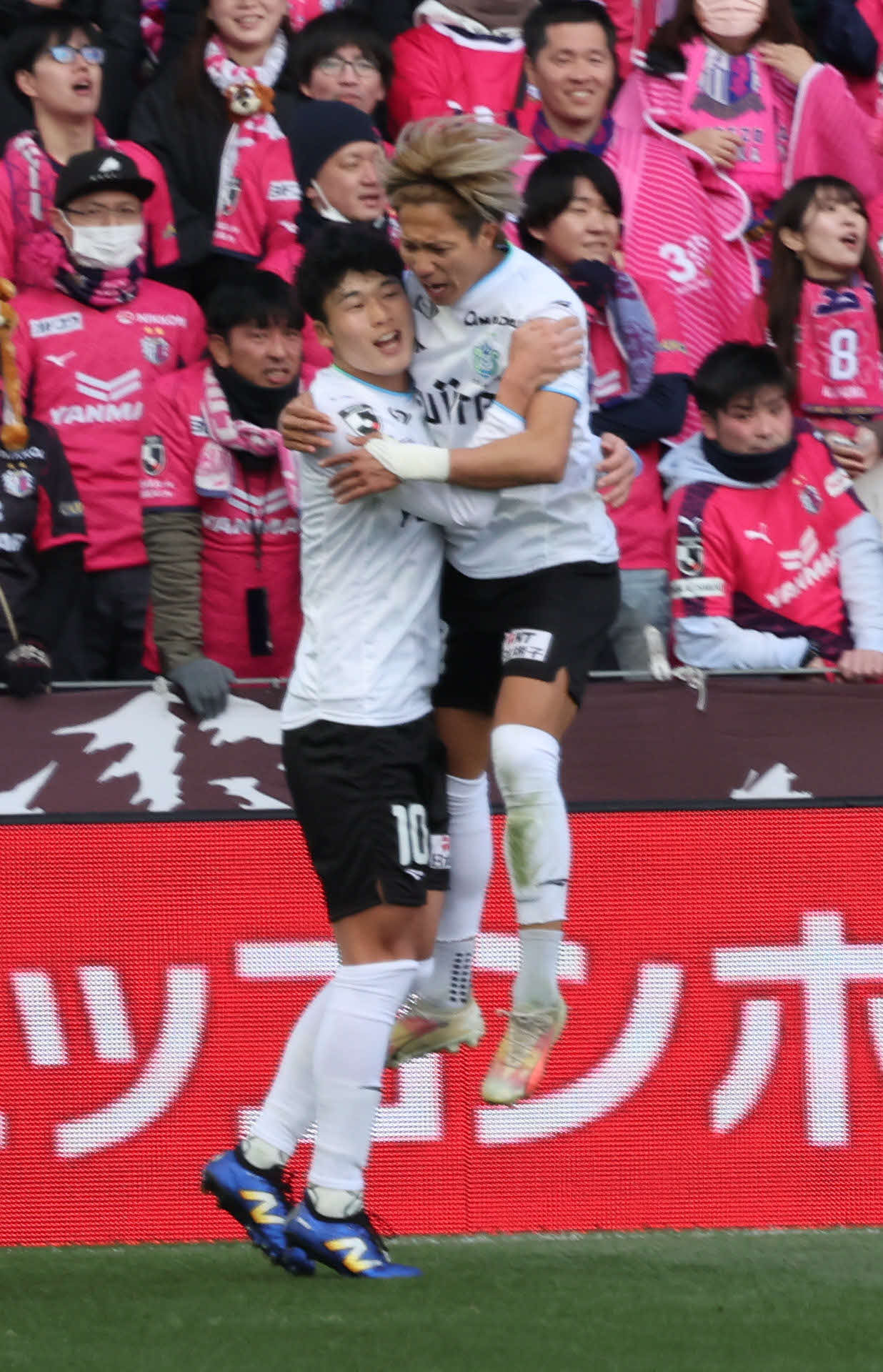 前半、湘南鈴木（左）は先制ゴールを決め福田に抱きつかれる（撮影・西尾就之）