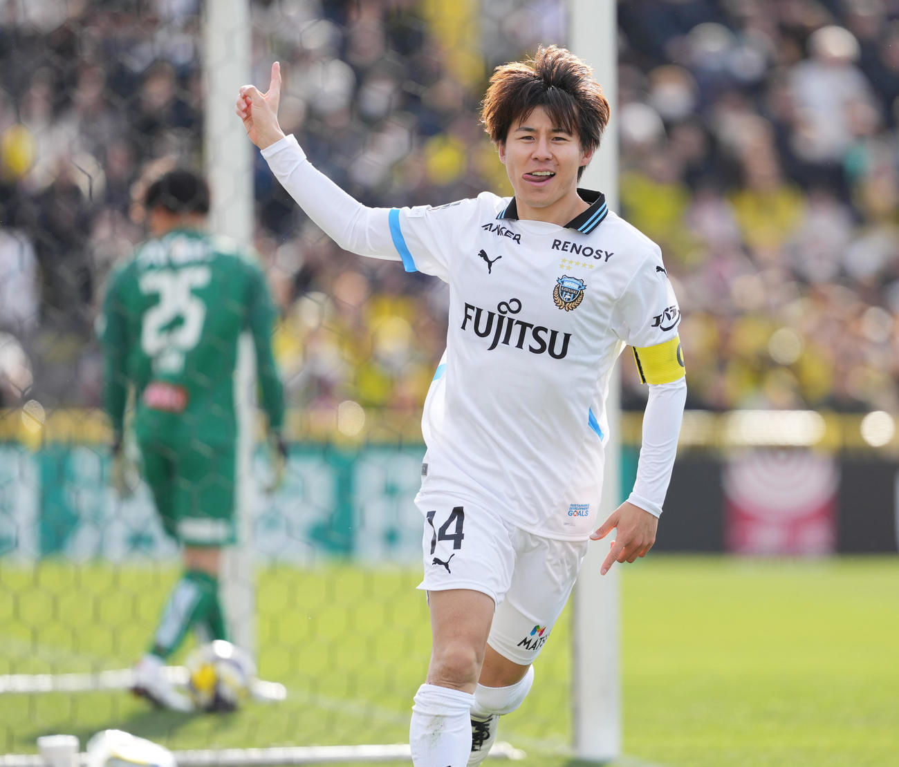柏対川崎F　後半、ヘディングで先制ゴールを決め、駆け出す川崎F脇坂（撮影・鈴木みどり）