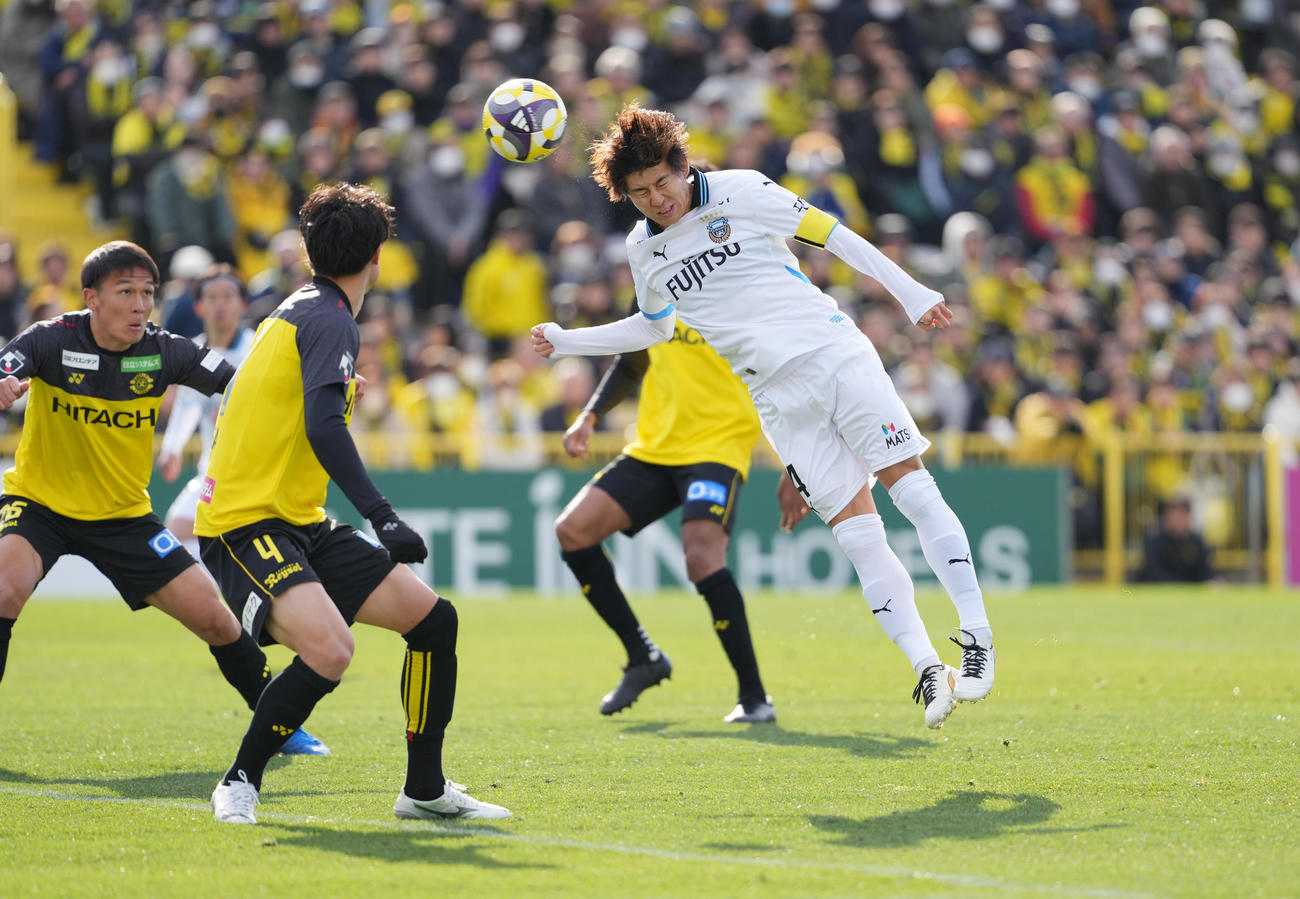 柏対川崎F　後半、ヘディングで先制ゴールを決める川崎F脇坂（右）（撮影・鈴木みどり）