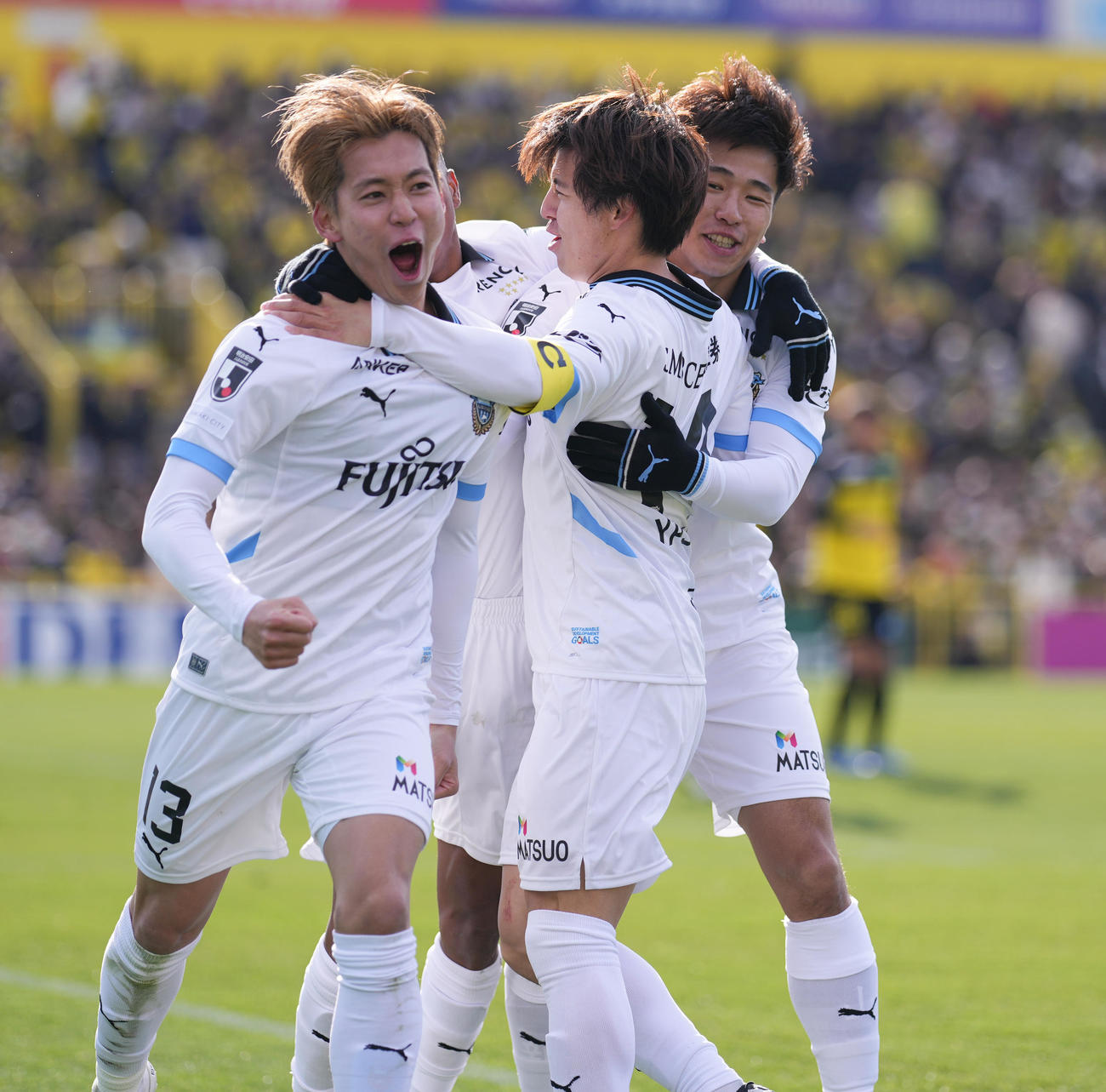 柏対川崎F　後半、ヘディングで先制ゴールを決め、喜ぶ川崎F脇坂（中央）（撮影・鈴木みどり）