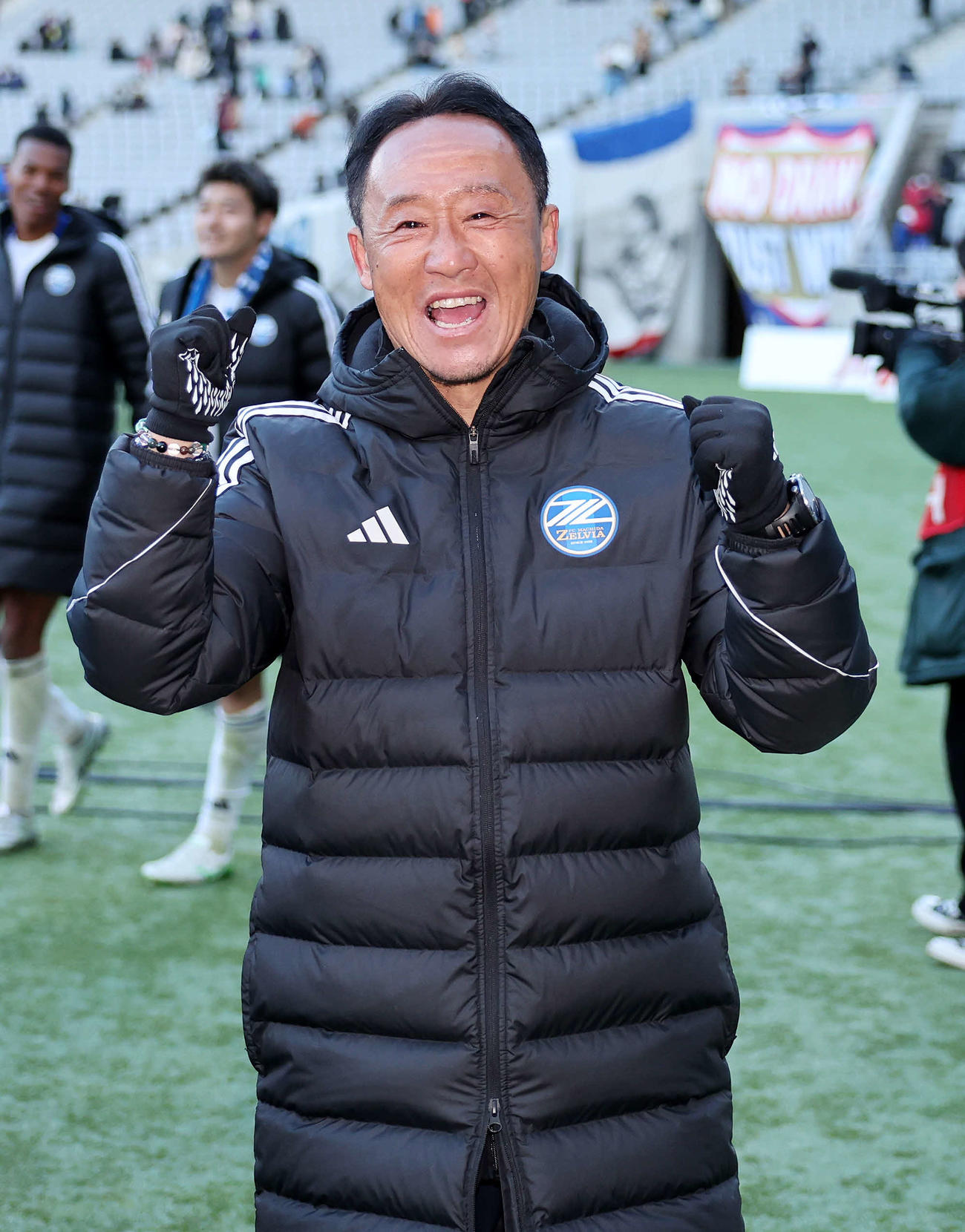 東京対町田　勝利しガッツポーズで喜ぶ町田黒田監督（撮影・鈴木正人）