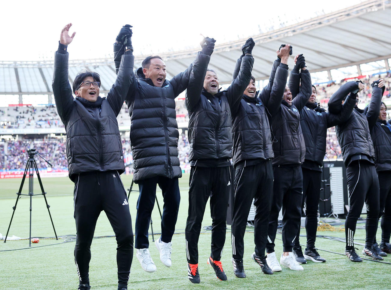 東京対町田　勝利しジャンプし喜ぶ町田黒田監督（左から2人目）（撮影・鈴木正人）