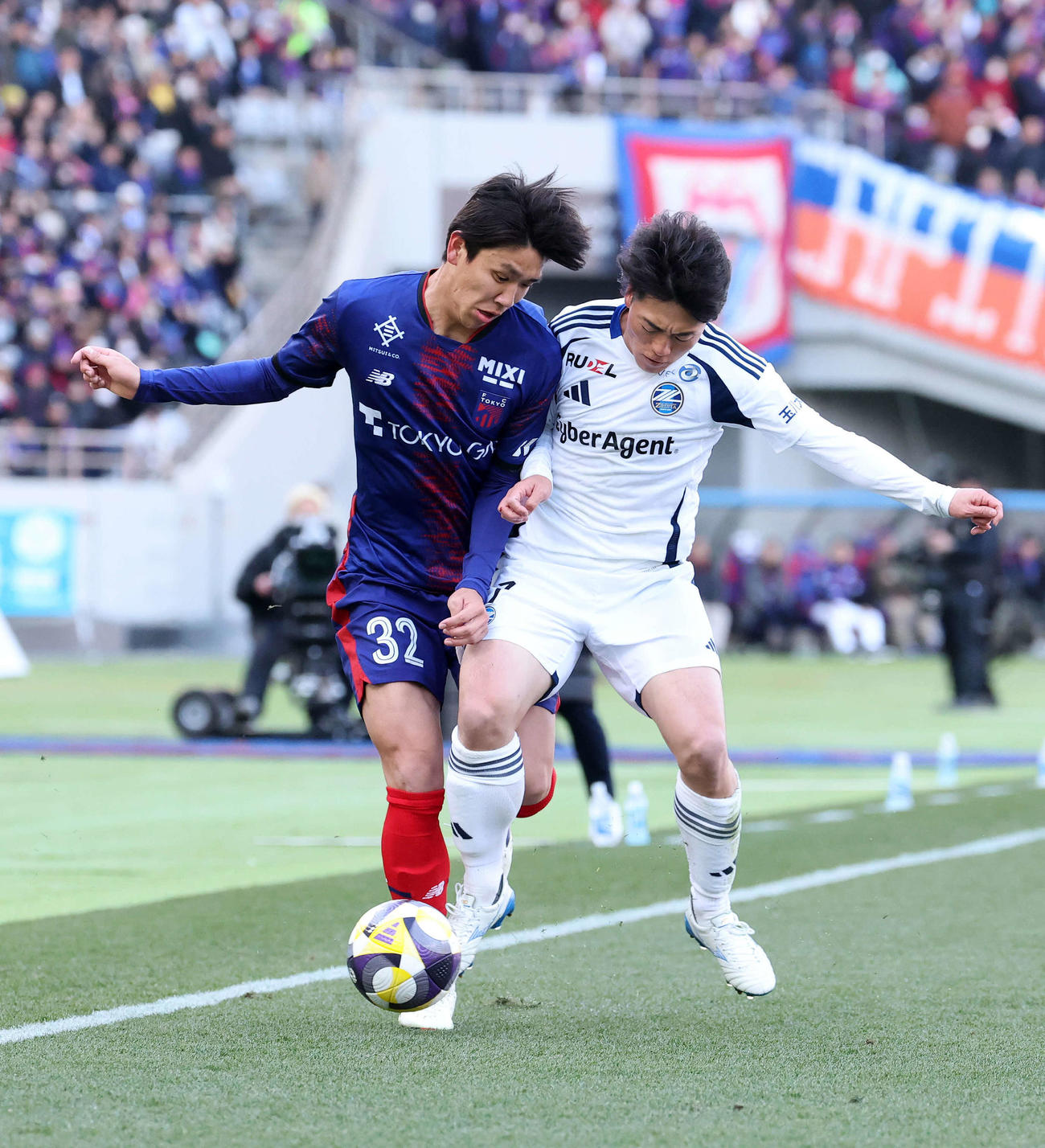 東京対町田　前半、競り合う東京土肥（左）と町田相馬（撮影・鈴木正人）