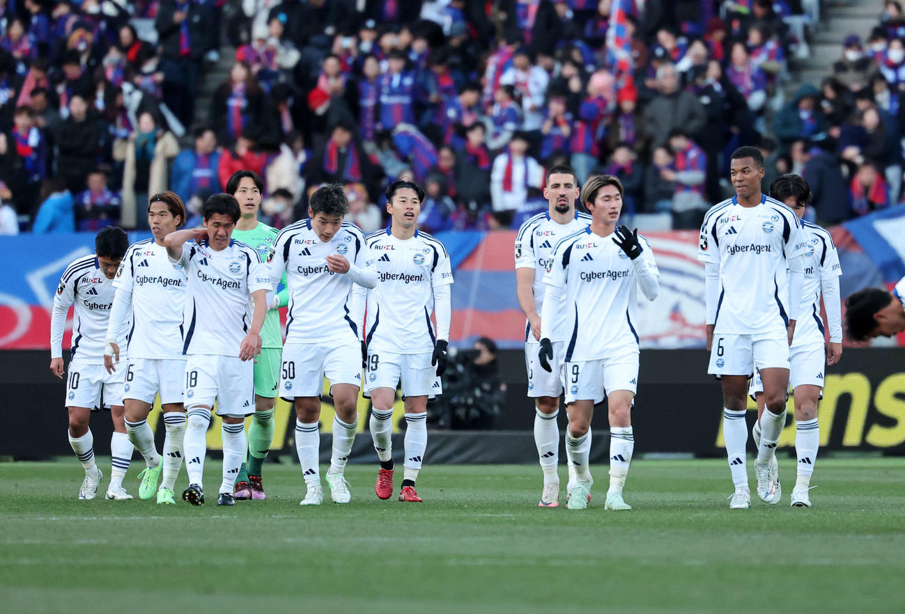 東京対町田　勝利し整列に向かう町田の選手たち（撮影・鈴木正人）