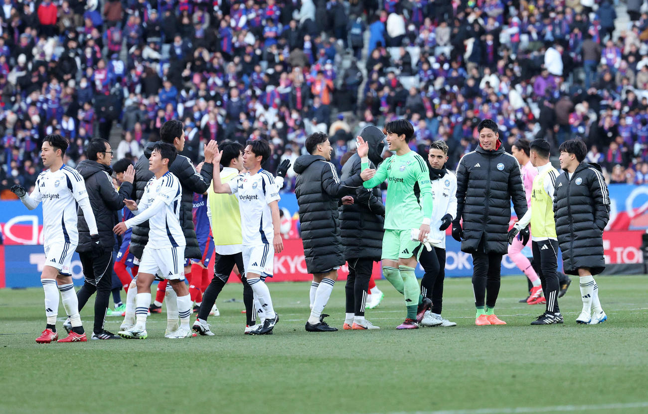 東京対町田　勝利した町田の選手たち（撮影・鈴木正人）