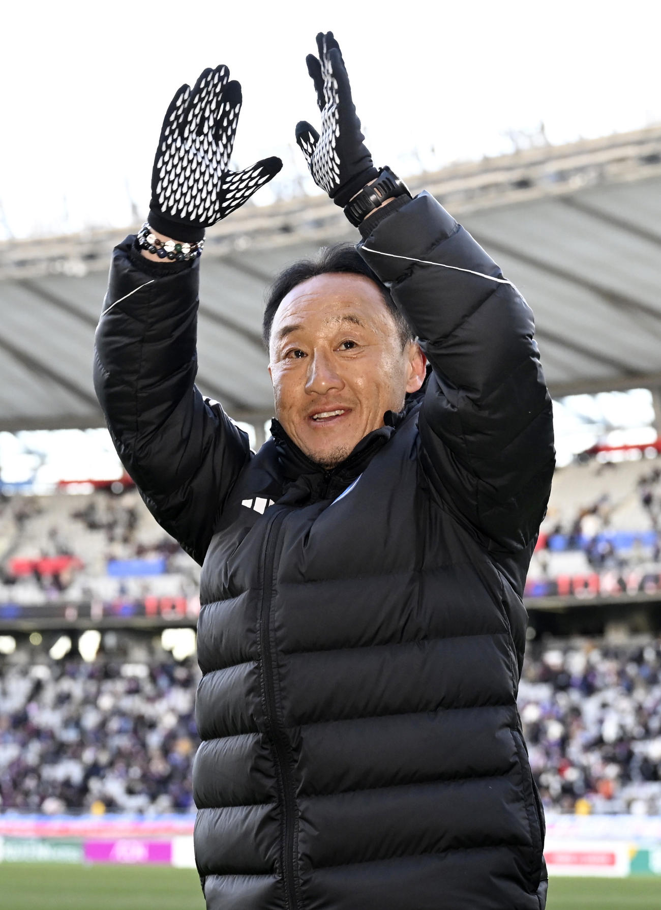 FC東京に競り勝ち、サポーターの声援に応える町田・黒田監督＝味スタ（共同）