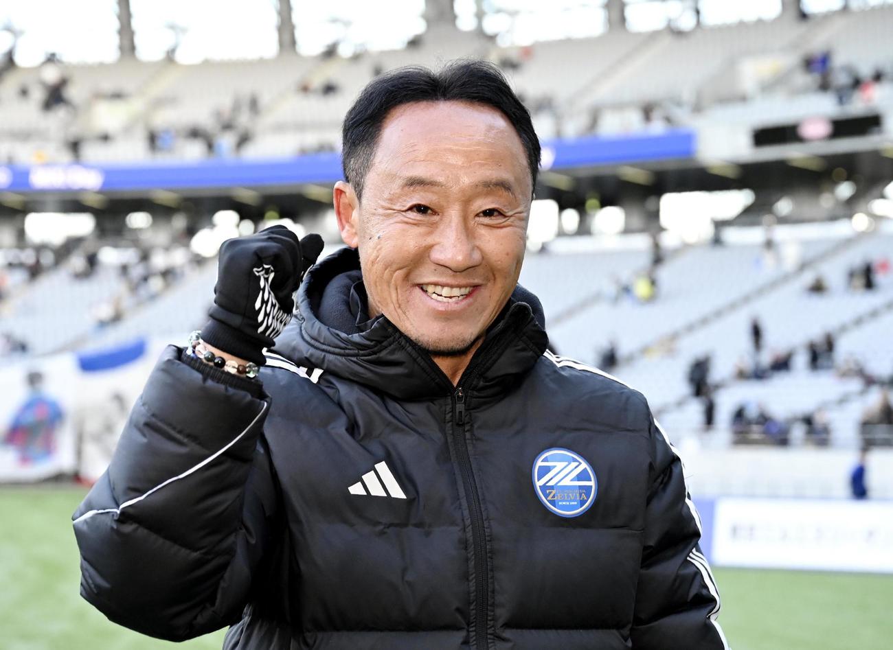 FC東京に競り勝ち、笑顔でポーズをとる町田・黒田監督＝味スタ（共同）