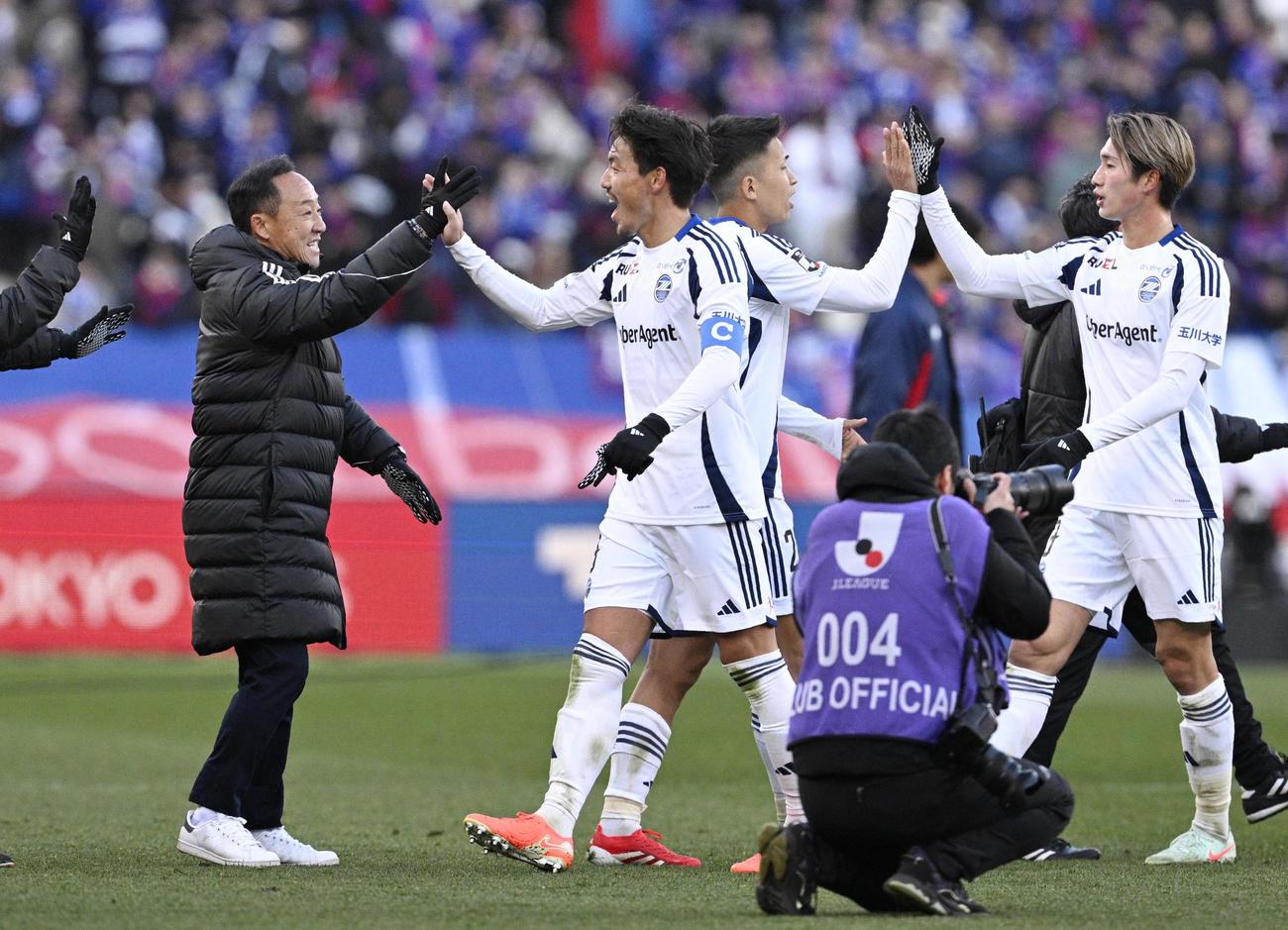 FC東京に競り勝ち、昌子とタッチを交わす町田・黒田監督（左端）＝味スタ（共同）