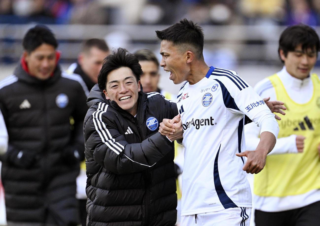 FC東京―町田　後半、決勝ゴールを決めた西村（手前右）を笑顔で祝福する町田・相馬＝味スタ（共同）
