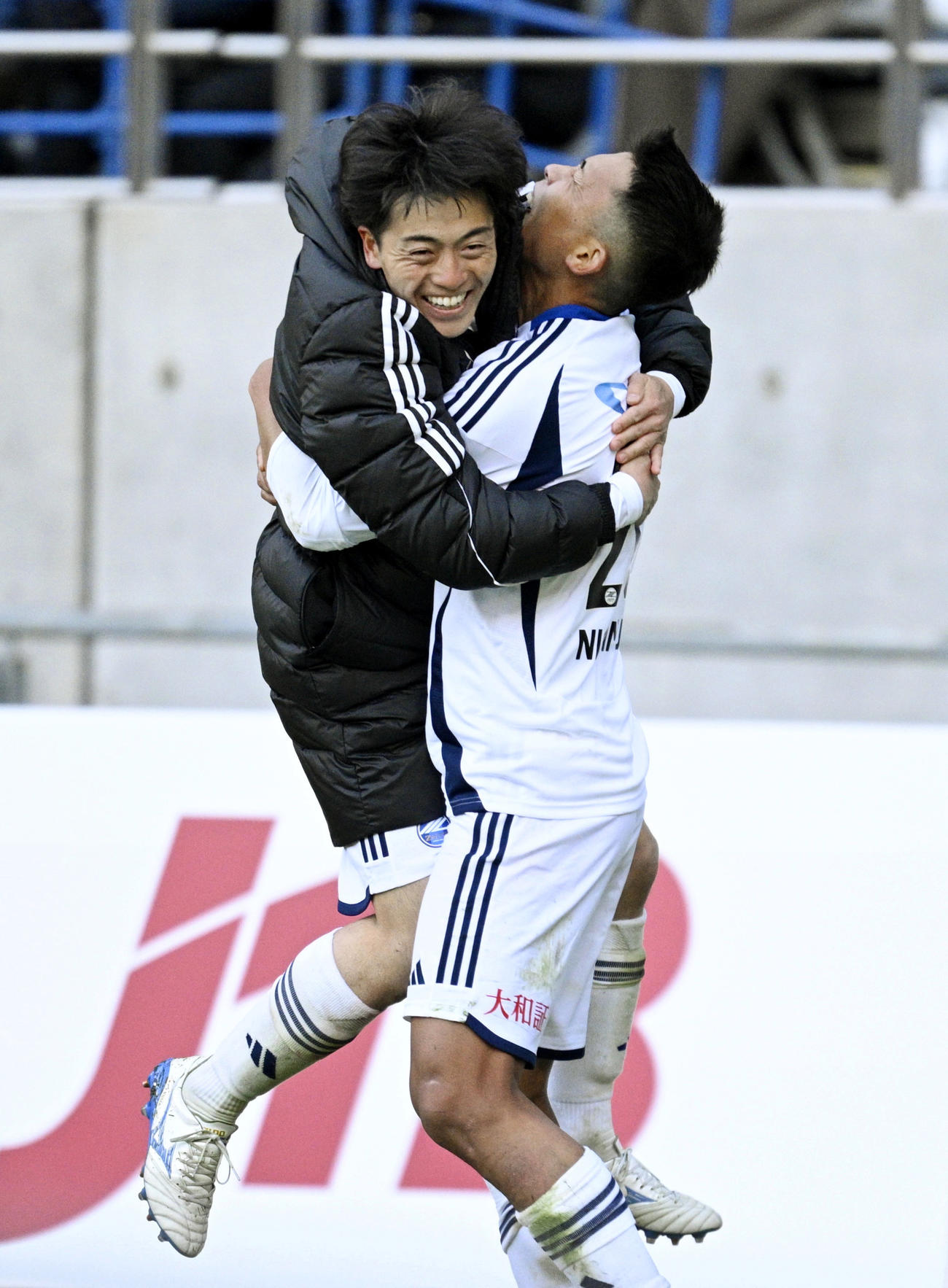 FC東京―町田　後半、決勝ゴールを決めた西村に抱きつく町田・相馬（左）＝味スタ（共同）