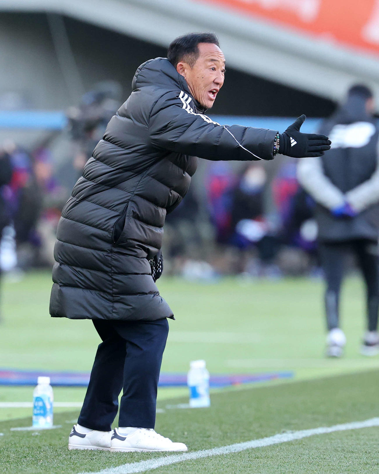 東京対町田　前半、指示を出す町田黒田監督（撮影・鈴木正人）