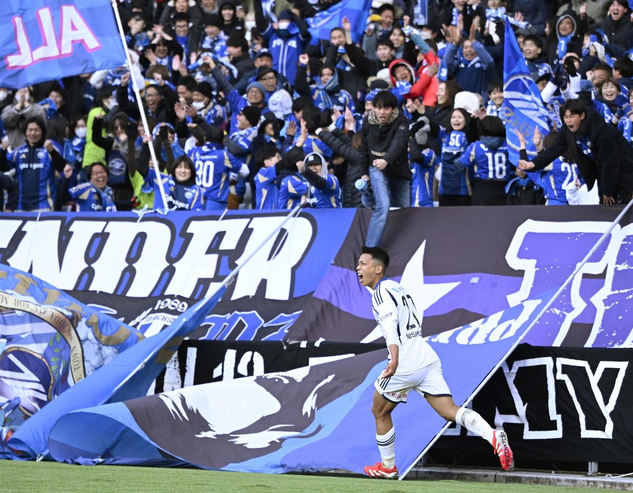 FC東京―町田　後半、決勝ゴールを決め、駆け出す町田・西村（下）と大喜びのサポーター＝味スタ（共同）