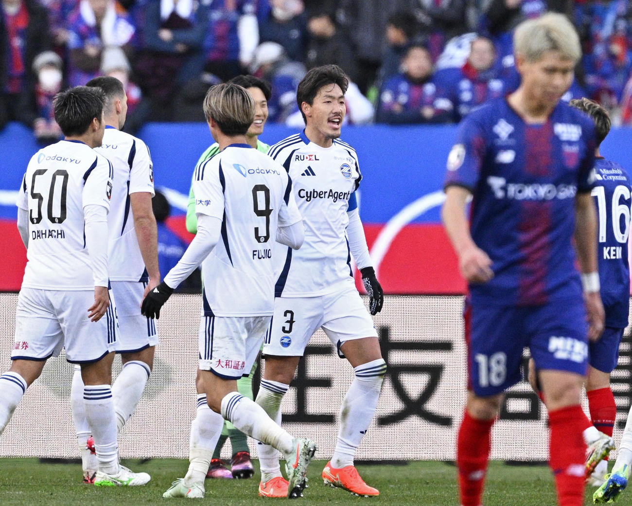FC東京に競り勝ち、喜ぶ昌子（3）ら町田イレブン＝味スタ（共同）