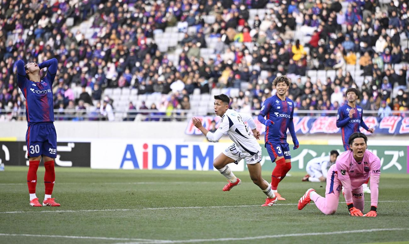FC東京―町田　後半、決勝ゴールを決め、駆け出す町田・西村（左から2人目）。右手前はGK野沢大＝味スタ（共同）