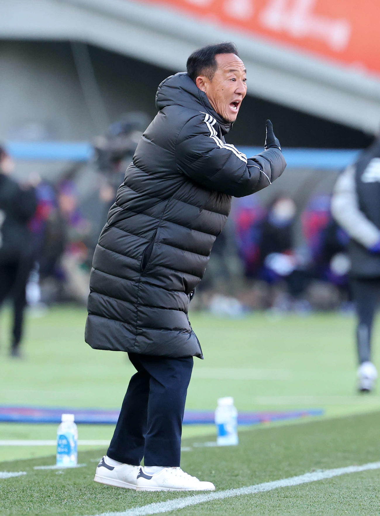 東京対町田　前半、指示を出す町田黒田監督（撮影・鈴木正人）