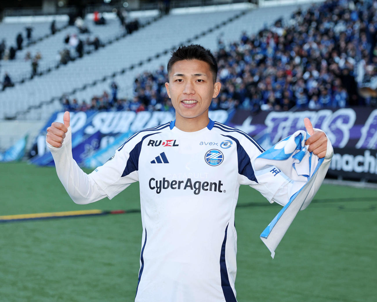 東京対町田　試合後、ポーズを決める町田西村（撮影・鈴木正人）