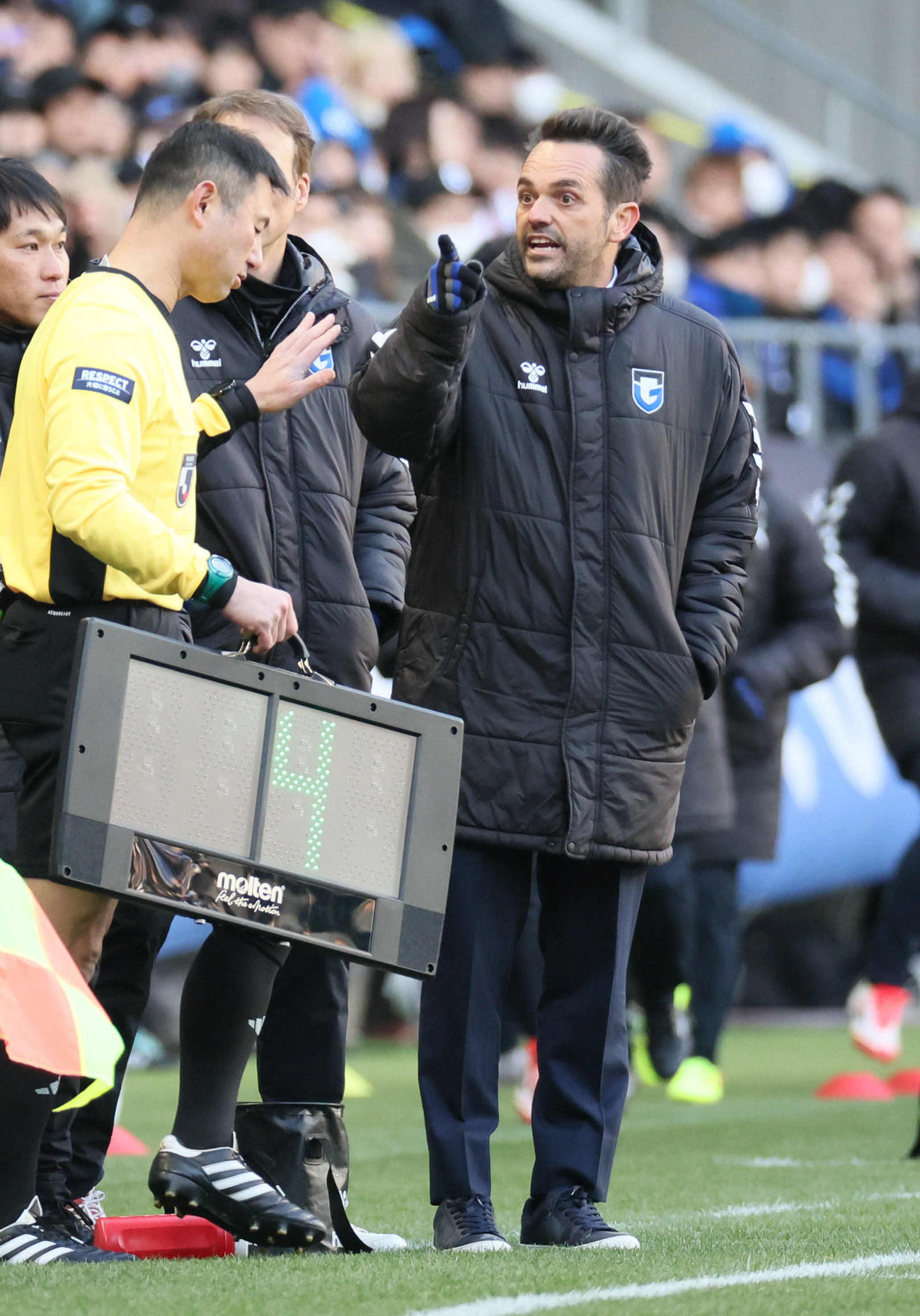 G大阪対福岡　前半、審判に意見するG大阪ポヤトス監督（撮影・宮崎幸一）